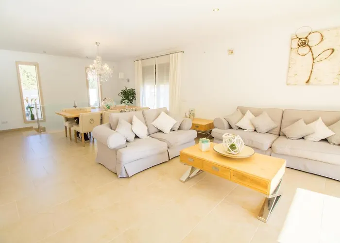 Soleado Con Piscina, Wifi Y A/c *