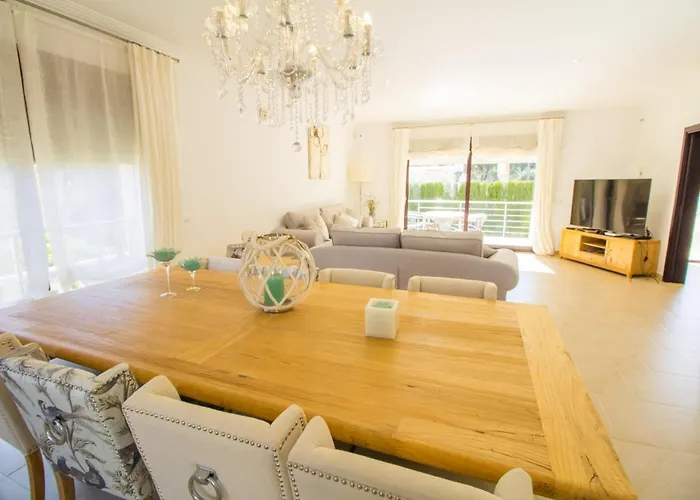 Soleado Con Piscina, Wifi Y A/c