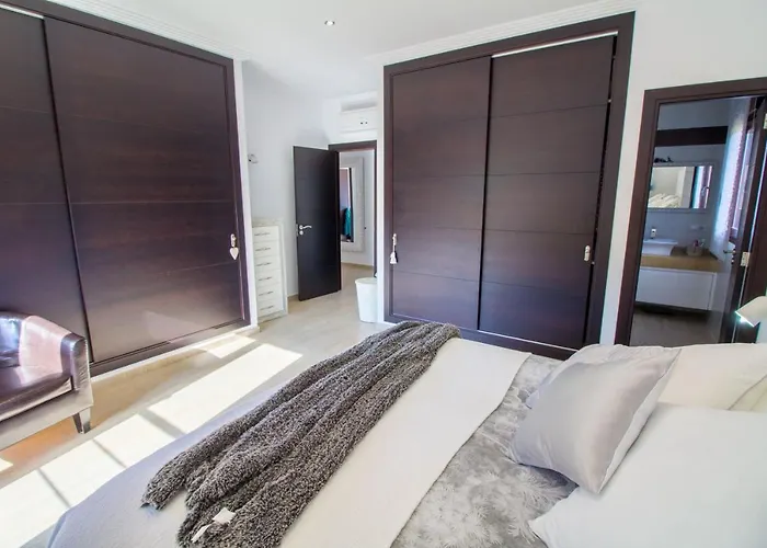 Vila Soleado Con Piscina, Wifi Y A/c